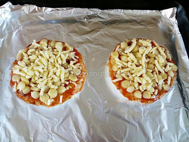 铺一层芝士碎。