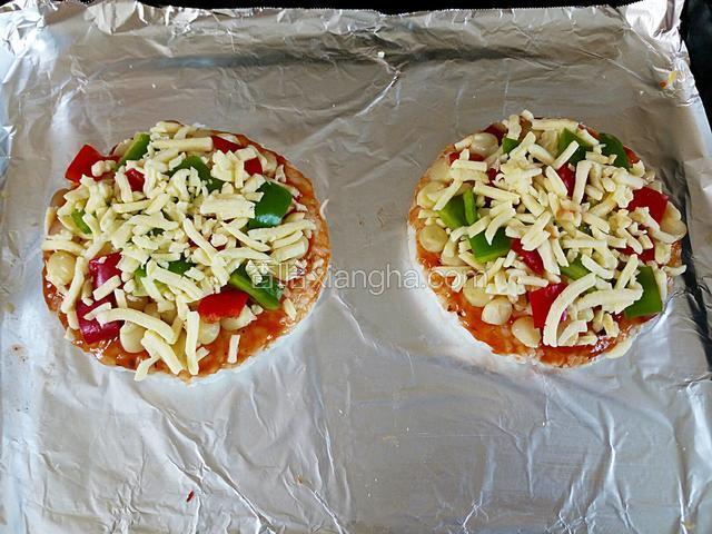 铺一层芝士碎。最后一层可以稍微放多一些。