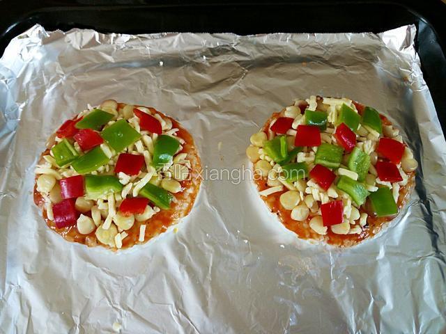 放上青椒甜椒。