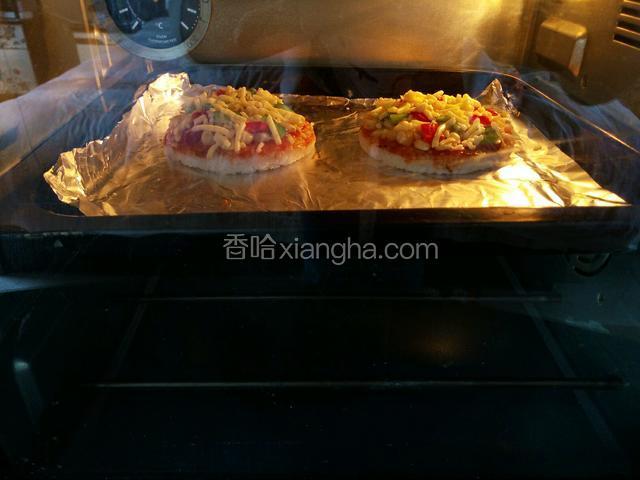 送入预热好的烤箱中层上下火200度烤8-10分钟至芝士碎融化即可。