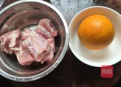 橙汁排骨的做法图解1
