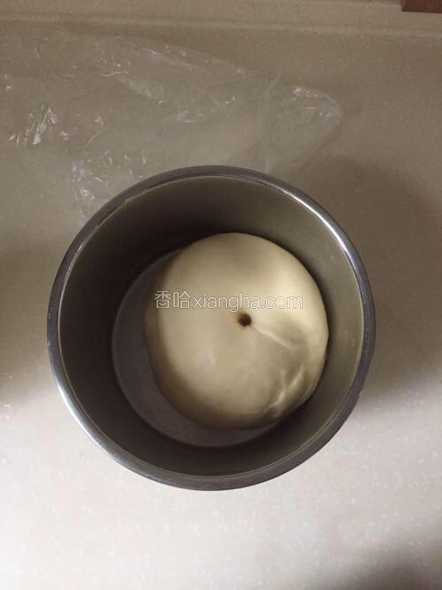 面团发酵至两倍大，手指沾面粉戳洞不回缩不塌陷即可。