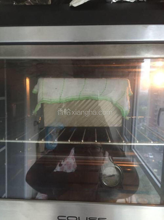 盖上湿布，放入烤箱发酵模式40分钟至1小时，左右。