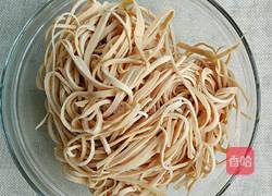 凉拌卤豆腐皮的做法图解1