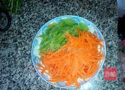 肉片炒莴笋萝卜丝的做法图解1