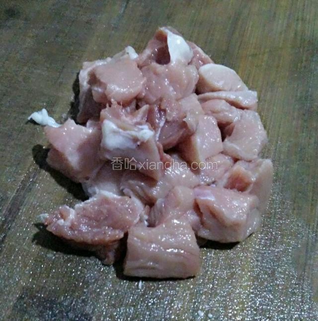 猪肉洗净后切块。