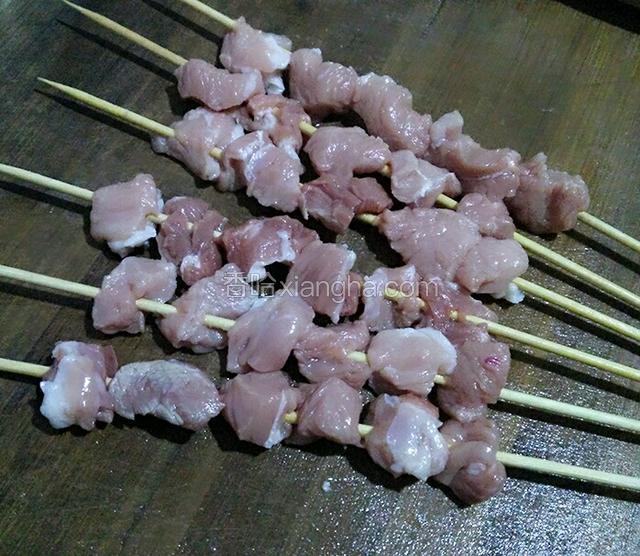 用竹签串好。