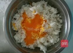 蛋黄爱上炒米饭的做法图解3