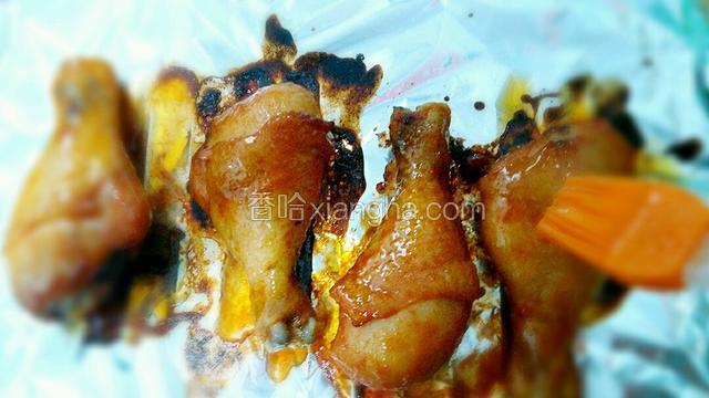 烤到30分钟的时候拿出来两面都刷上蜂蜜