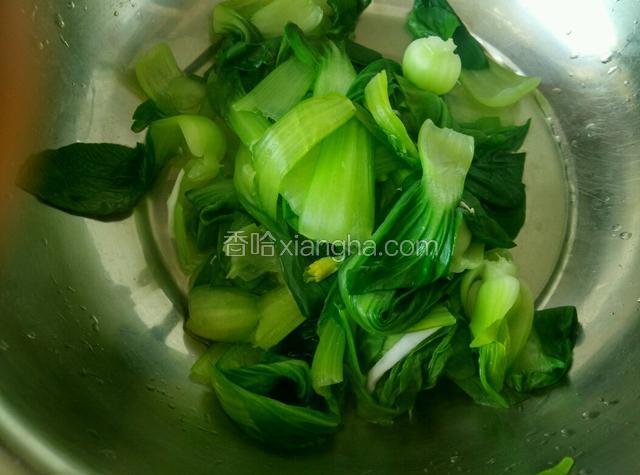 油菜洗净焯水，炒的时候容易炒熟。