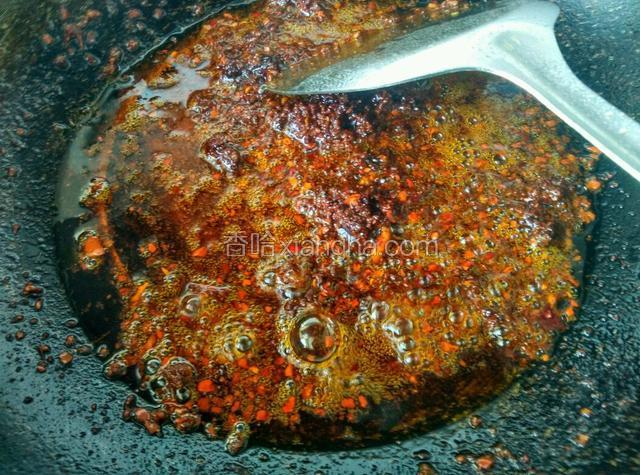 倒入一点油，将香锅底料炒香