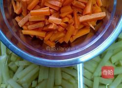 土豆条烧芹菜的做法图解2