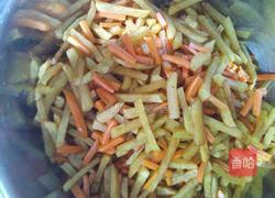 土豆条烧芹菜的做法图解4