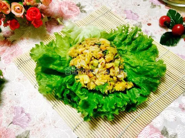 放在生菜叶里，开吃吧。