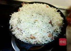 Illustration of how to make shrimp, bacon and cheese baked rice 5