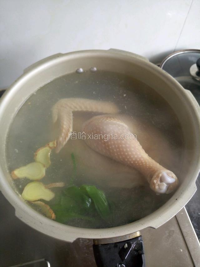 水开后把鸡，平稳的放到锅里，盖好盖子，大火烧开后4到6分钟。（看鸡的大小）