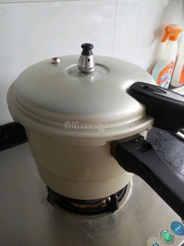 关火，在锅里面，闷，30分钟。（一定不能开盖）