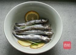 干煎多春鱼的做法图解3
