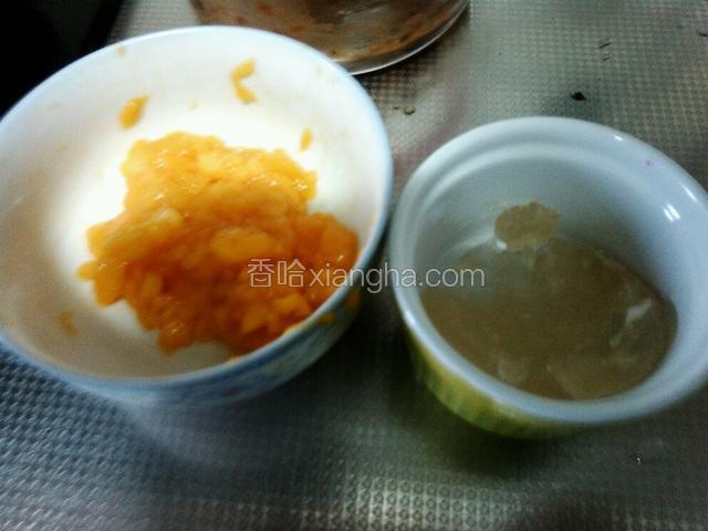 芒果切小块，吉利丁粉放一点点凉开水，全部溶解就可以