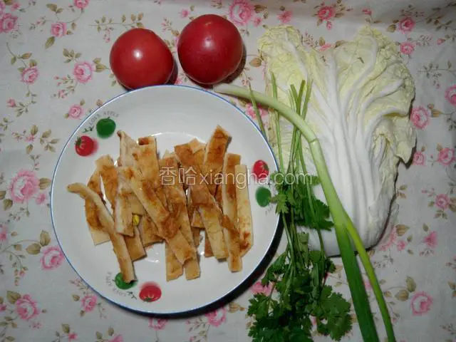 准备食材：面饼条、番茄、白菜、香菜、葱。