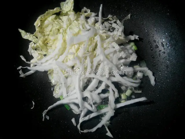 放入白菜丝翻炒。