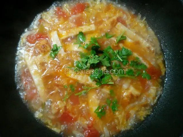 撒上香菜即可出锅食用。