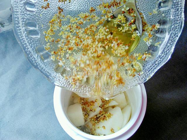 将泡好的桂花连同泡桂花的水倒入炖盅里。