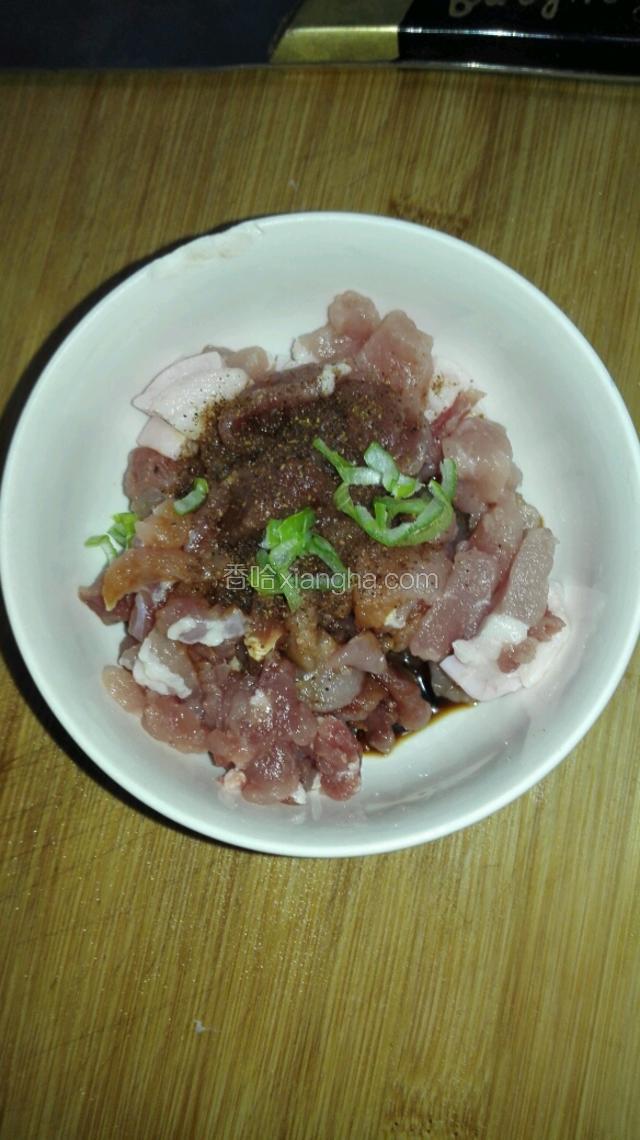 把瘦肉切成肉片，用料酒，生抽，葱花，胡椒粉腌几分钟