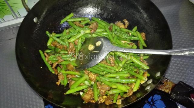 加入芦笋，加少许糖、盐，鸡精，翻炒均匀，即可出锅