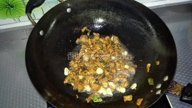 放入蒜片，继续翻炒