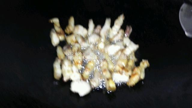 猪肉放锅里炒至微黄，起锅备用