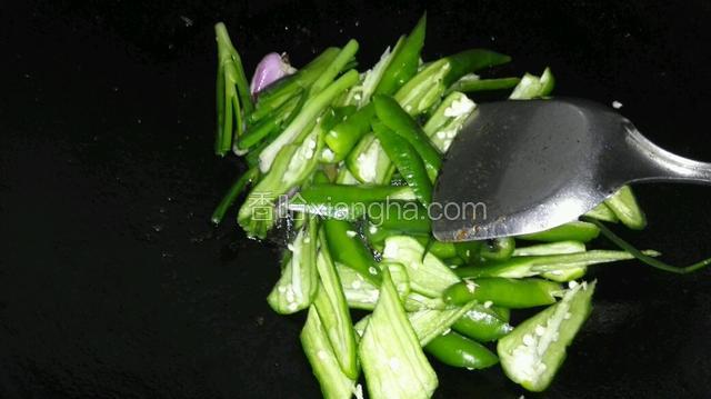 直接用锅里的油放葱辣椒炒至变色