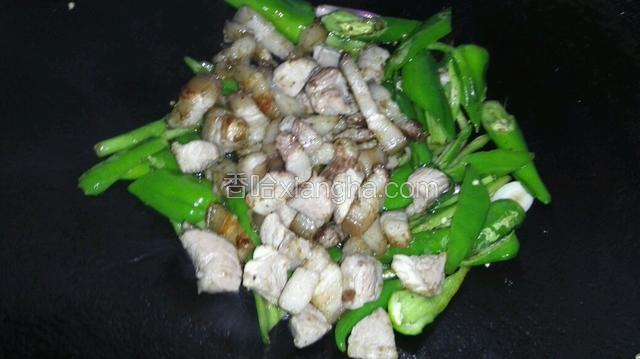 放猪肉，盐、酱油至入味