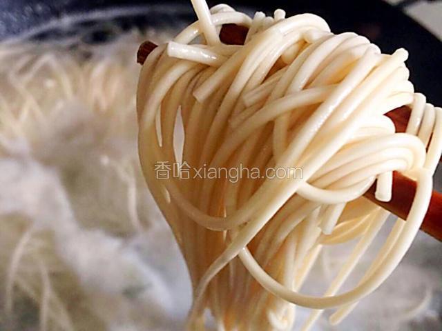 锅里加水大火开后放入挂面，挂面煮至拿筷子挑起不往下滑立刻捞出入冷水。（煮面时不要分心，拿筷子观察面煮的程度。）