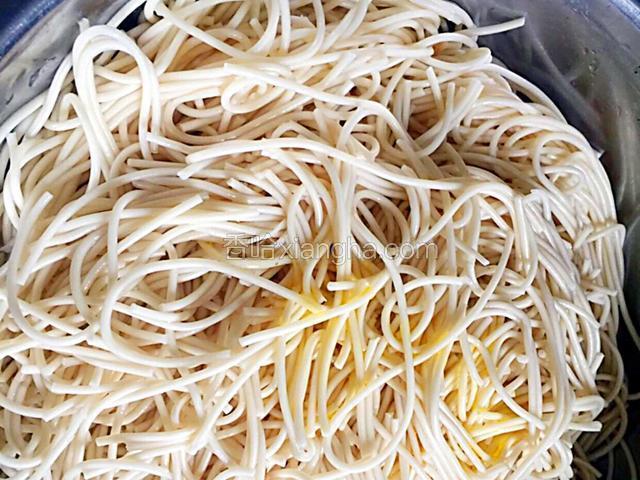 放入盆中拌入食用油搅拌均匀。