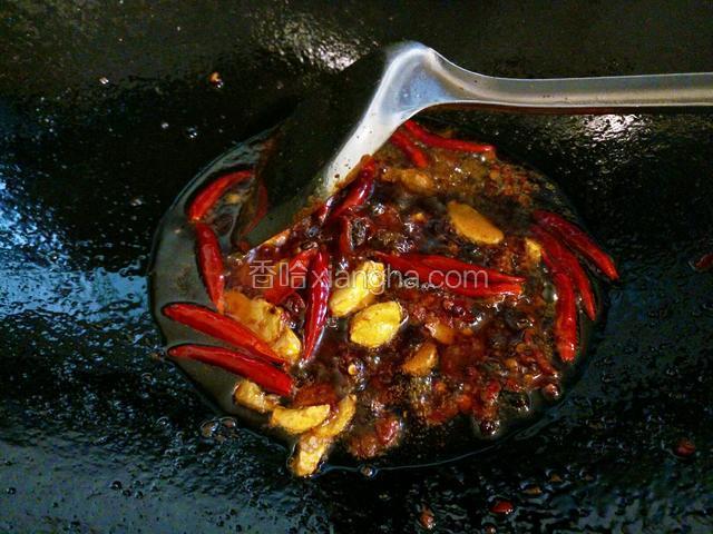 加入小块火锅底料，豆豉，花椒粒，干辣椒小火炒出红油炒香。