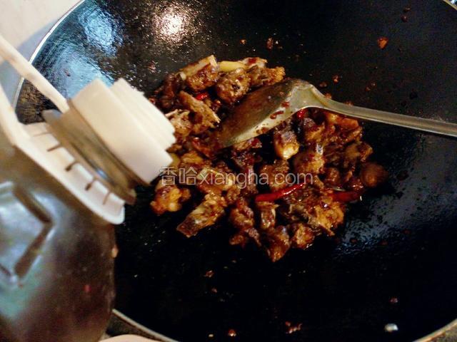 沿锅边淋入少许料酒大火翻炒片刻。
