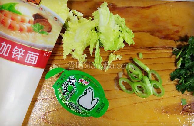 准备所有材料。把白菜叶洗净撕小片、葱切片、香菜洗净切段备用。