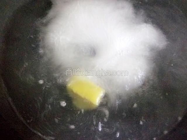 起锅烧适量水，水开放入半个鸡汁浓汤宝。