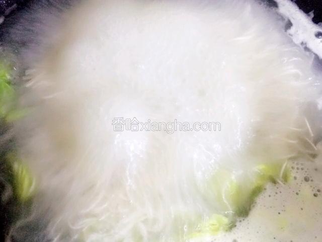 煮的差不多快熟了放入白菜叶、葱花。