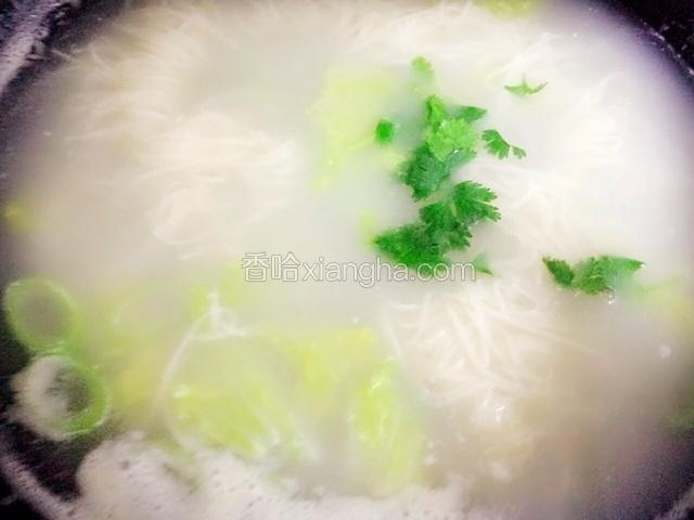 出锅前撒入香菜。