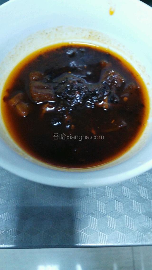 将牛肉丁辣酱倒入碗中