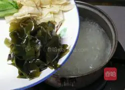 Illustration of how to make cross-bridge rice noodles 4