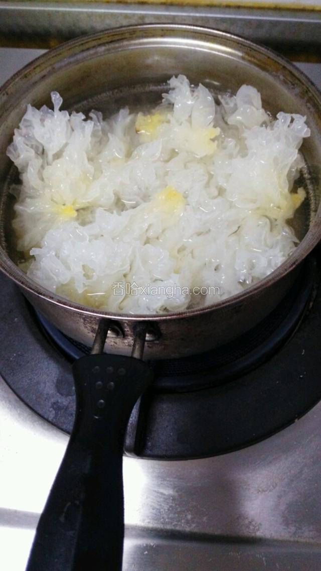 锅中水热后，放入银耳焯一下