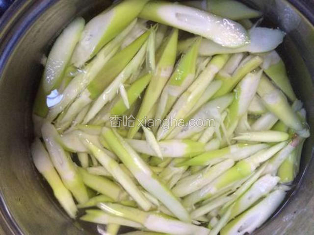 将笋切好，放入锅中加入适量的清水煮开，焯一下，捞出用凉水冲一下，沥干备用