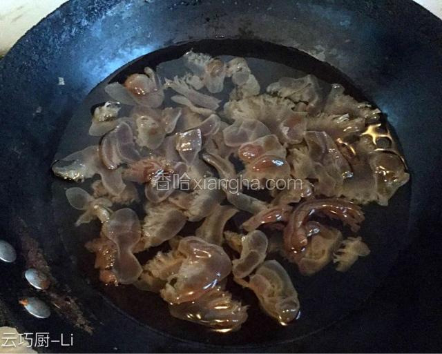 把切好的蛰头倒进锅里，搅拌一下，快速捞出来过水。控干水份备用。