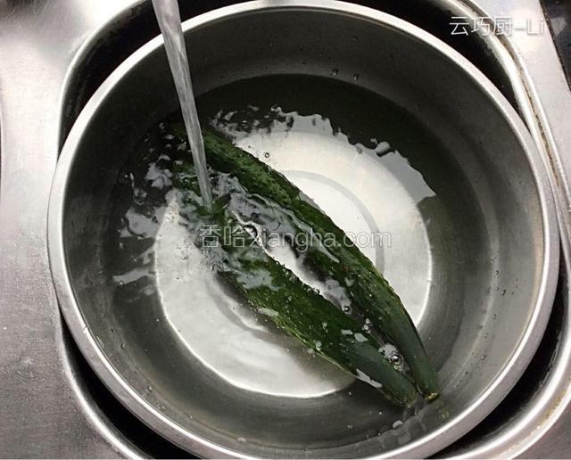 黄瓜用水清洗干净。
