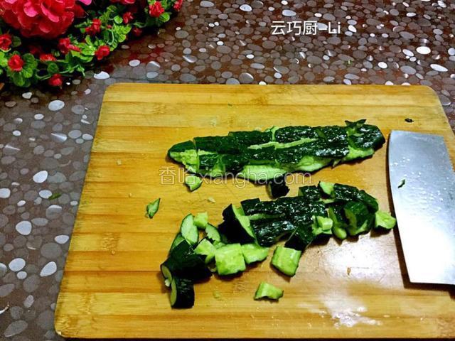 黄瓜拍碎，切块。