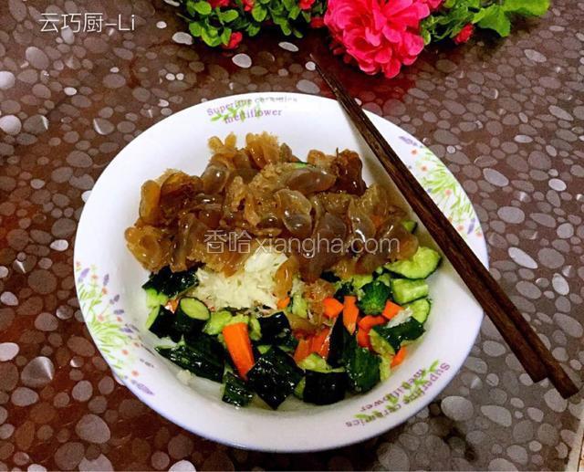 用个大容器，把切好的黄瓜、胡萝卜、蒜泥，蛰头，白芝麻、白糖、蚝油、料酒，香醋、凉拌菜醬油、鸡精、盐放在一起搅拌均匀。