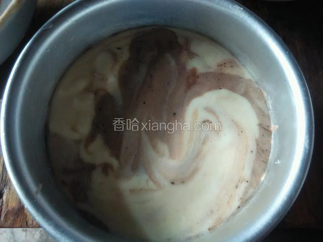 将两种面膜交替放入模具中，烤箱上下火150度烤，40分钟左右。